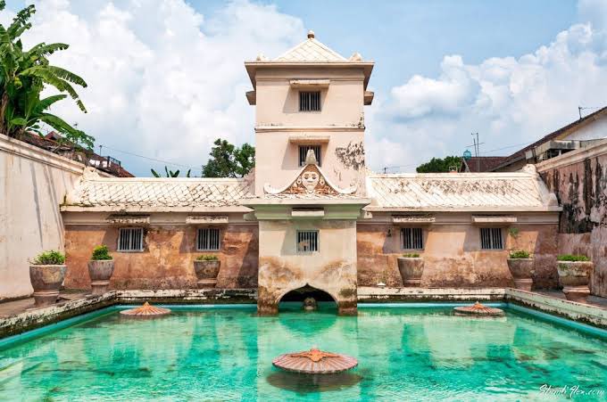 ce71ne's tweet photo. The other one is Taman Sari Village, located in Patehan, Kraton, Yogyakarta City. Is the site of a former royal garden of the Sultanate of Yogyakarta. The tourist attraction offered is referring to the potential recourses of the village itself, both natural and human recourses. https://t.co/b3L4cBNVCR