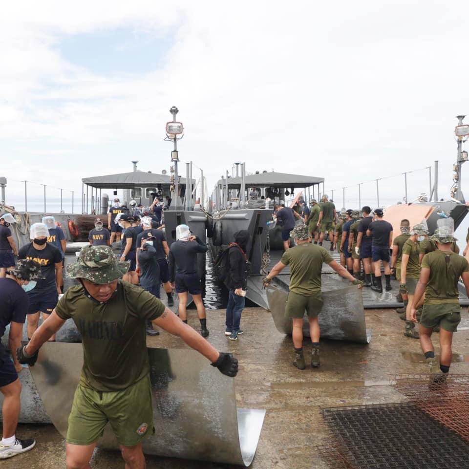 AndoFoundation's tweet photo. Noong isang araw ay dumating na sa San Andres Port ang BRP Navy Vessel kung saan tayo naki 
co-load ng mga nalikom na donasyon kabilang na ang mga iba pang organization na humingi ng logistics support. Dumating na ang mga additional materials para sa #BalikBahayProject! https://t.co/RTFWN6eNOP