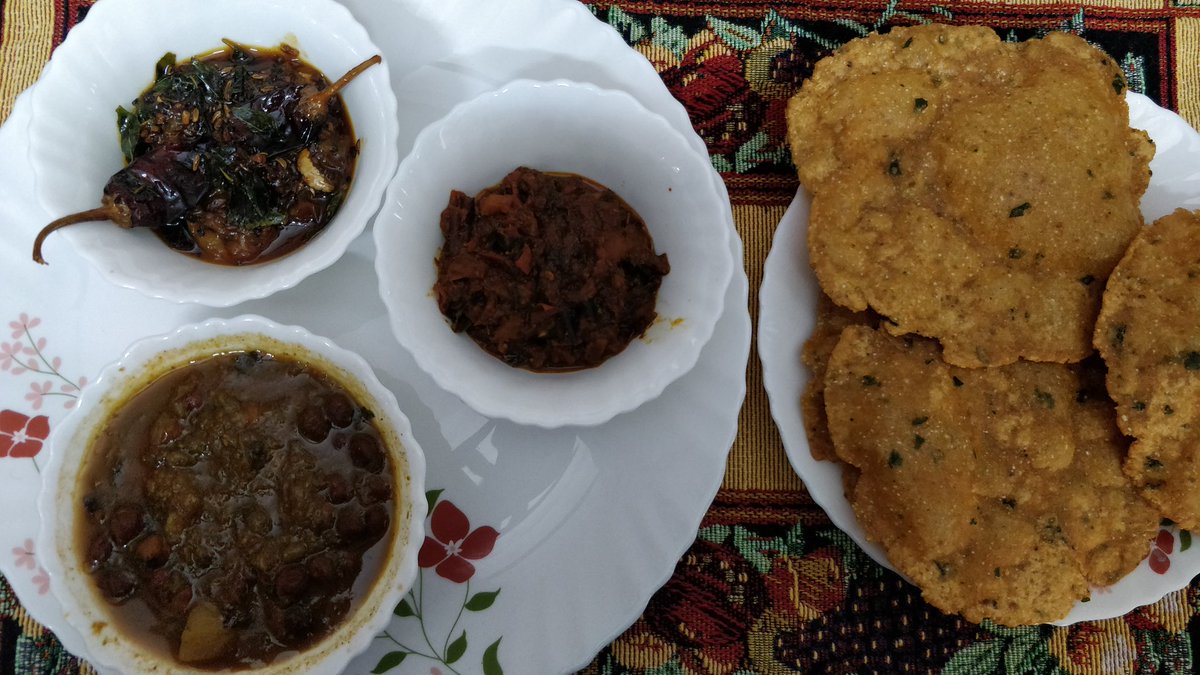 felinemusings's tweet photo. This was an impromptu preparation and it ended up being a brown bag or plate. My signature #orange #chutney (sweet), cooked #tomato chutney (my own recipe), #Kalachanna-#aloo #gravy, and #bedmi #puri. #sweetandsavory #13thweddinganniversary #breakfast #breakfastideas #nofilters https://t.co/dArN7AWI7K