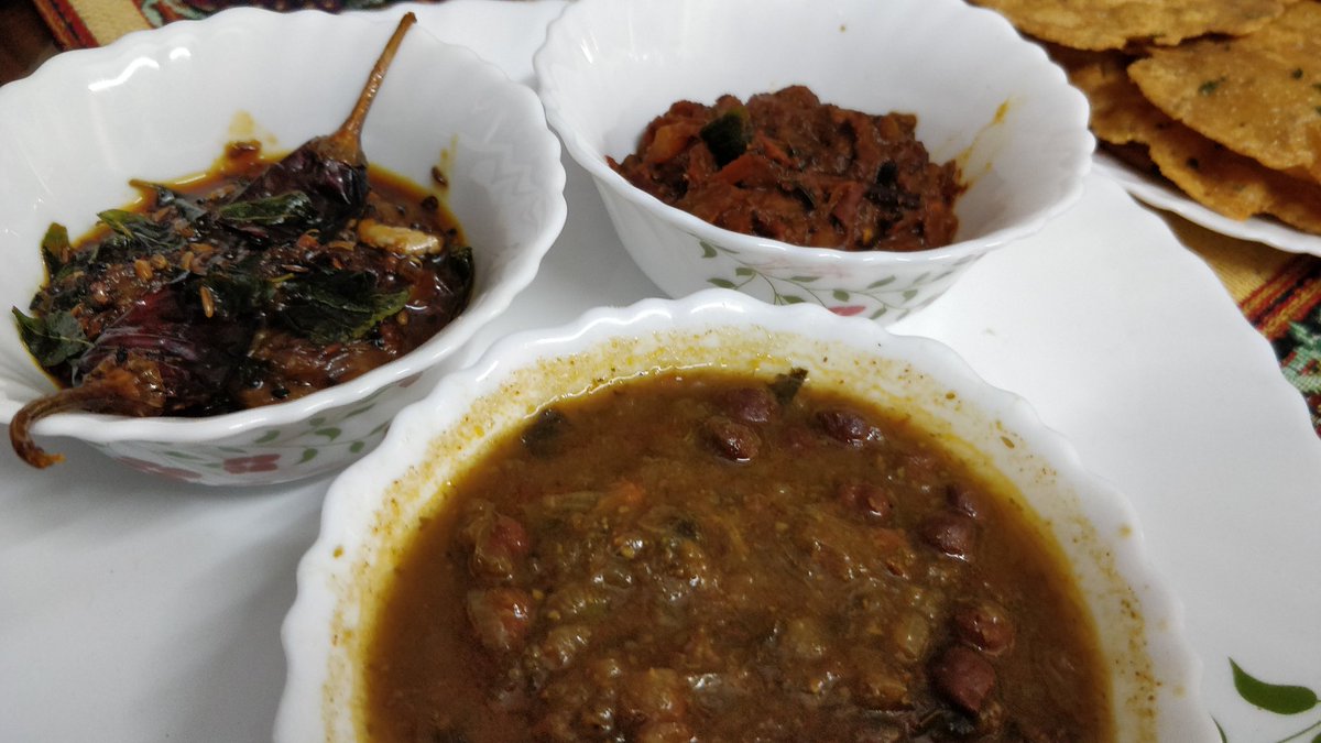 felinemusings's tweet photo. This was an impromptu preparation and it ended up being a brown bag or plate. My signature #orange #chutney (sweet), cooked #tomato chutney (my own recipe), #Kalachanna-#aloo #gravy, and #bedmi #puri. #sweetandsavory #13thweddinganniversary #breakfast #breakfastideas #nofilters https://t.co/dArN7AWI7K