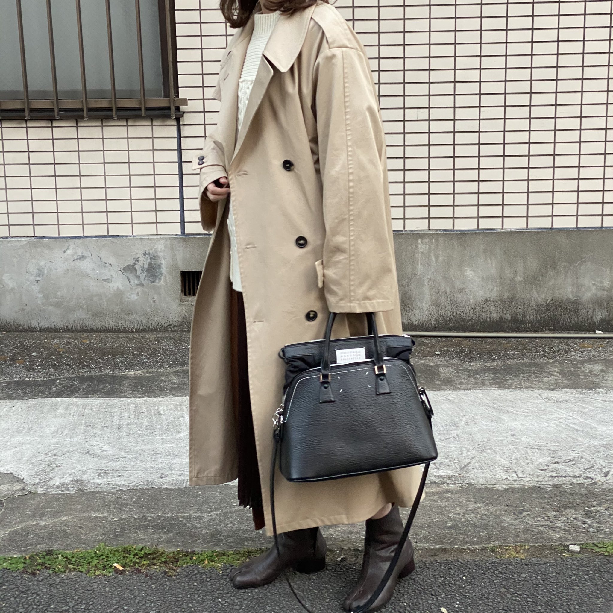 コミュ障女社長 ニット Sacai aw メンズ スカート Sacai aw トレンチコート マルジェラ ss バッグ ブーツ いつものマルジェラ マルジェラのトレンチは大きめだけどそこが好き 長さもしっかり長めで張りがあっておじさんっぽい雰囲気 お尻にも