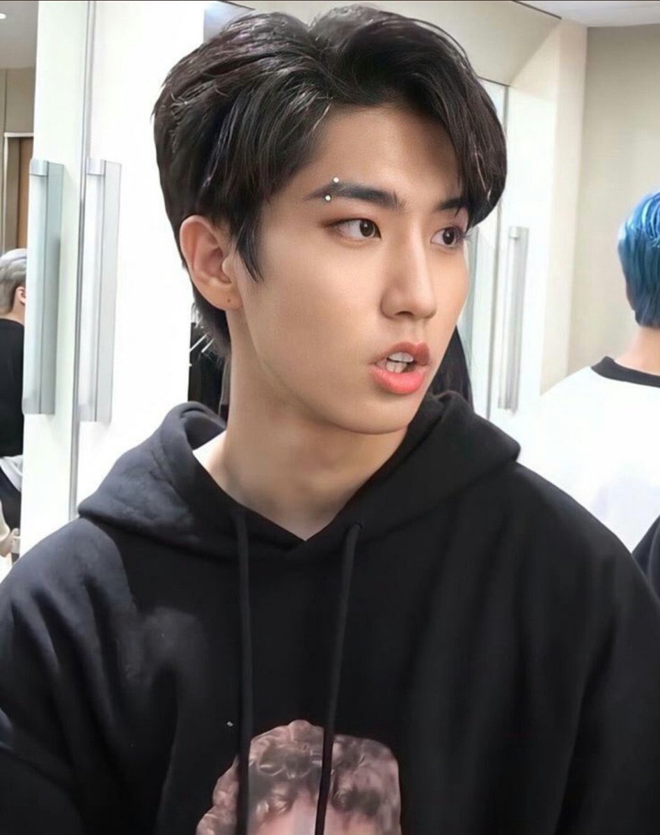 — han jisung’s eyebrow piercing; a dangerous thread  #StrayKids  #skz