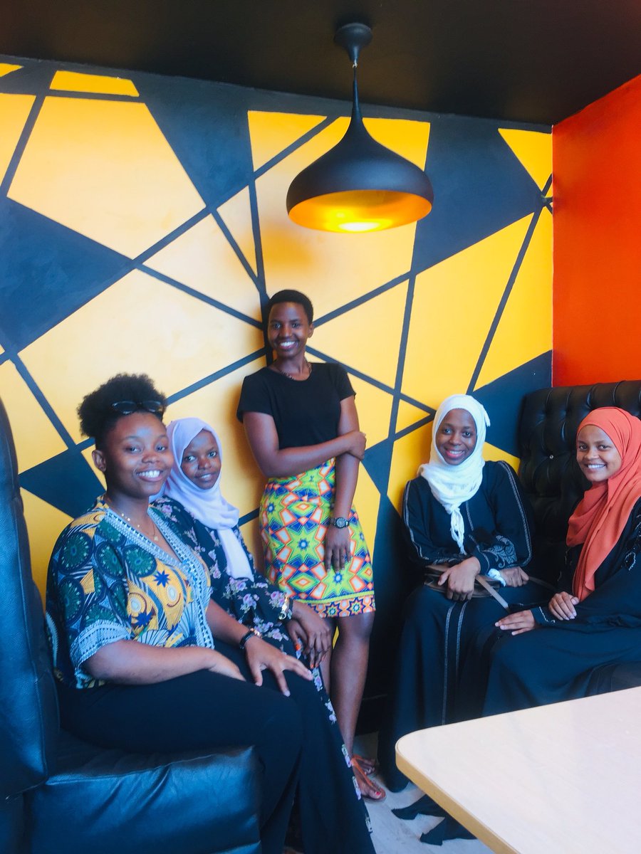 afyatel's tweet photo. #TBT yalikuwa majadiliano mazuri 

“Tatizo la usafi wa hedhi bado lipo, njia nzuri ya kuhamasisha usafi ni kutumia resources tulizonazo kuwafunishia mabinti namna nzuri ya kutumia(vitambaa) ukiacha nguvu kubwa kitumika kwenye aina mpya za pedi(tampons, sanitary, cups) “ ~mjadala https://t.co/hHS7xjkYtd