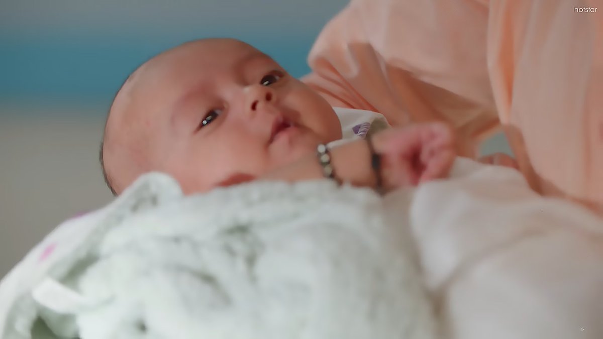 Nurse places the newborn in  #AnuragBasu's hands. Anu still suffering RA is surprised, amazed & unsure. He's drawn into this precious pearl moving, jerking her tiny hands, calling & cooing in his arms!"Bilkul P pe gai hai" says the unaware Papa! #ParthSamthaan  #KasautiiZindagiiKay