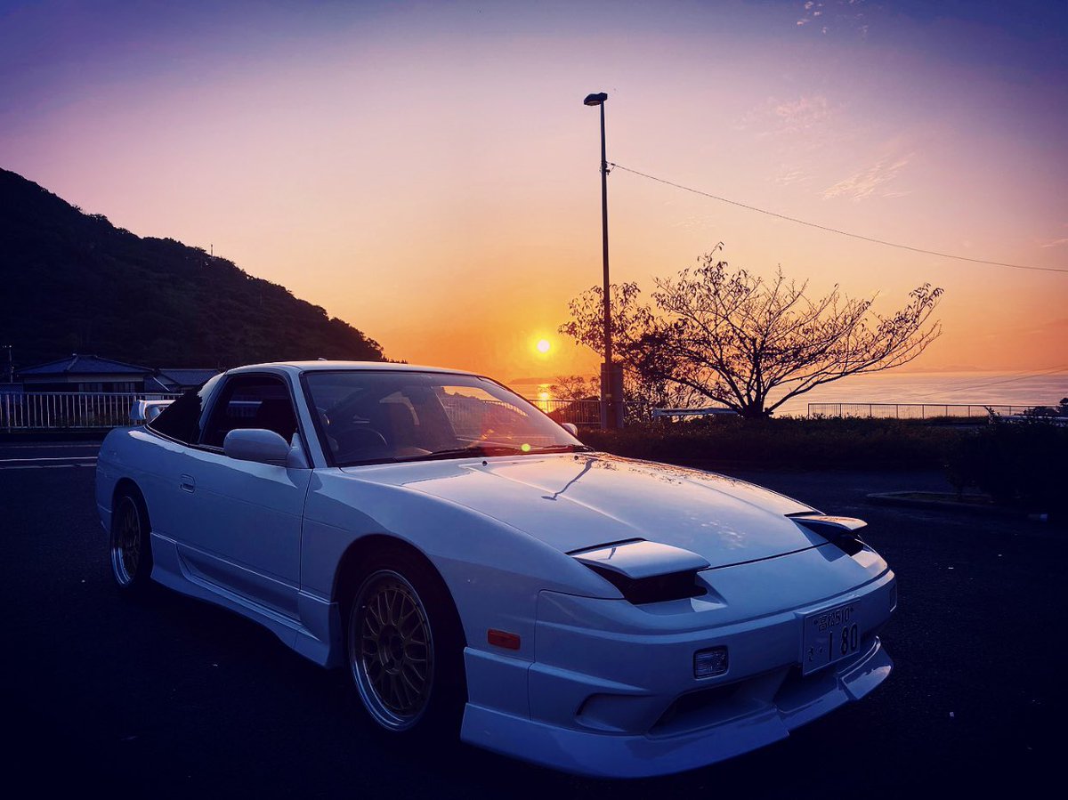 sk_xtan's tweet photo. 実は11月6日にずっと憧れてた180sx納車してました！🙌
エンジンルーム、内装共にドノーマルで外装は純オプのフルエアロ🤩
180sxと言えばドリ車のイメージですが今どき珍しいのではないでしょうか🤔🤔
貴重な旧車なので大切に乗っていきたいです！！

#180sx
#旧車 https://t.co/G83LaDsmn2