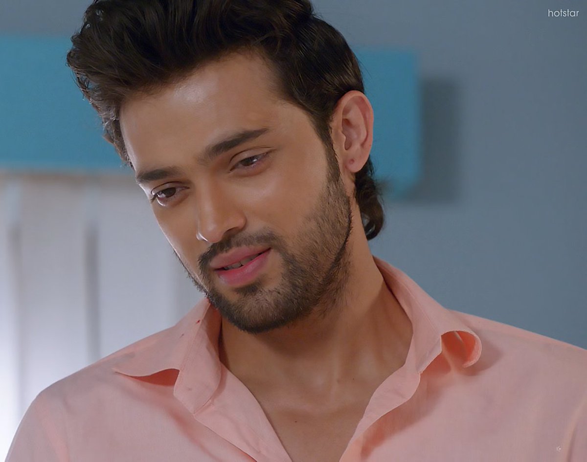 Nurse places the newborn in  #AnuragBasu's hands. Anu still suffering RA is surprised, amazed & unsure. He's drawn into this precious pearl moving, jerking her tiny hands, calling & cooing in his arms!"Bilkul P pe gai hai" says the unaware Papa! #ParthSamthaan  #KasautiiZindagiiKay