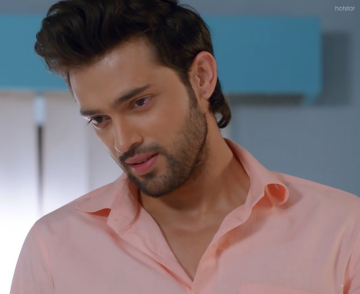 Nurse places the newborn in  #AnuragBasu's hands. Anu still suffering RA is surprised, amazed & unsure. He's drawn into this precious pearl moving, jerking her tiny hands, calling & cooing in his arms!"Bilkul P pe gai hai" says the unaware Papa! #ParthSamthaan  #KasautiiZindagiiKay
