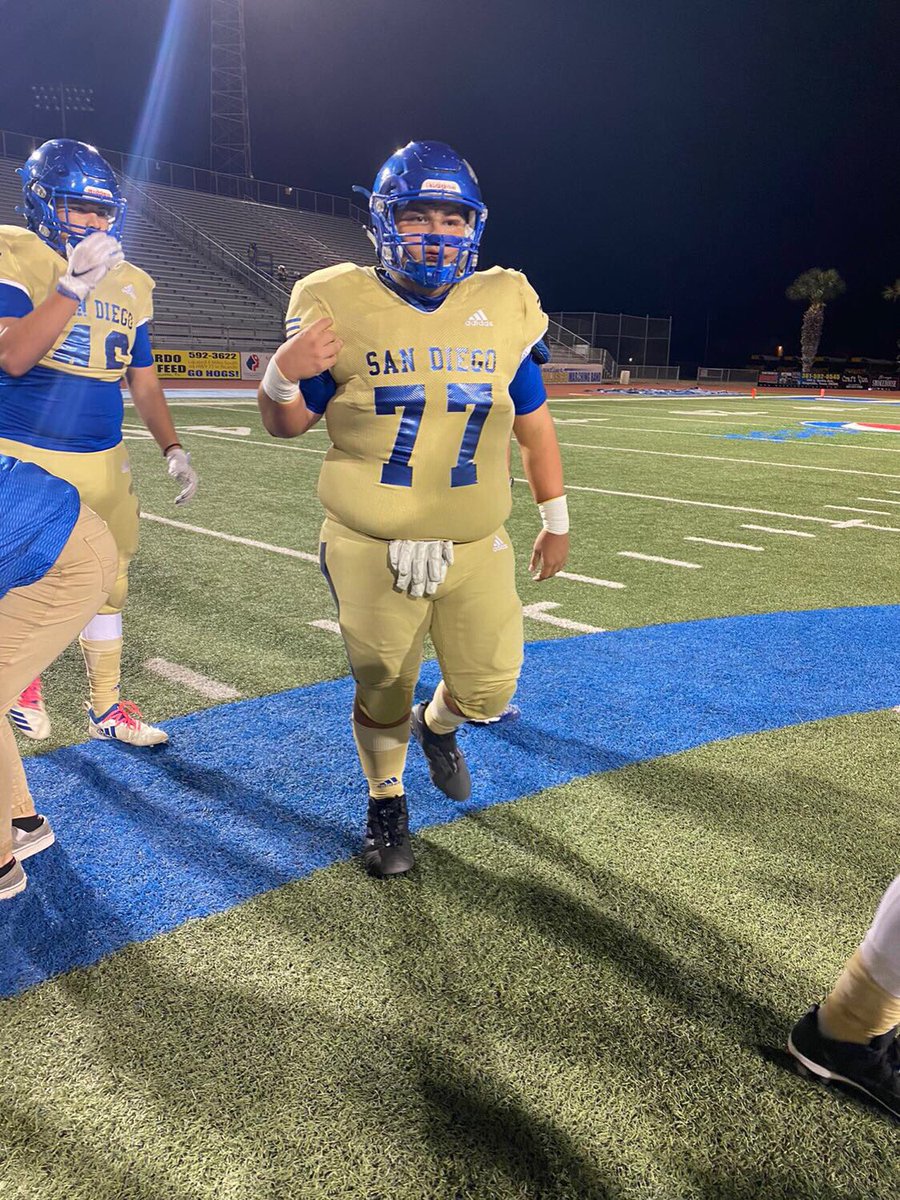 jonvera13's tweet photo. So blessed to receive 1st team defensive tackle I’m gonna miss it 💙💛 https://t.co/NJIe0yExO9