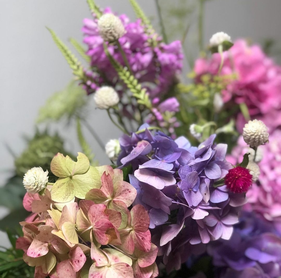 Guyzini,  @blomnbeautiful creates the most magical bouquets and flower arrangements and she delivers on time, all the time   https://instagram.com/blom_n_beautiful?igshid=16m7e815vpgkx