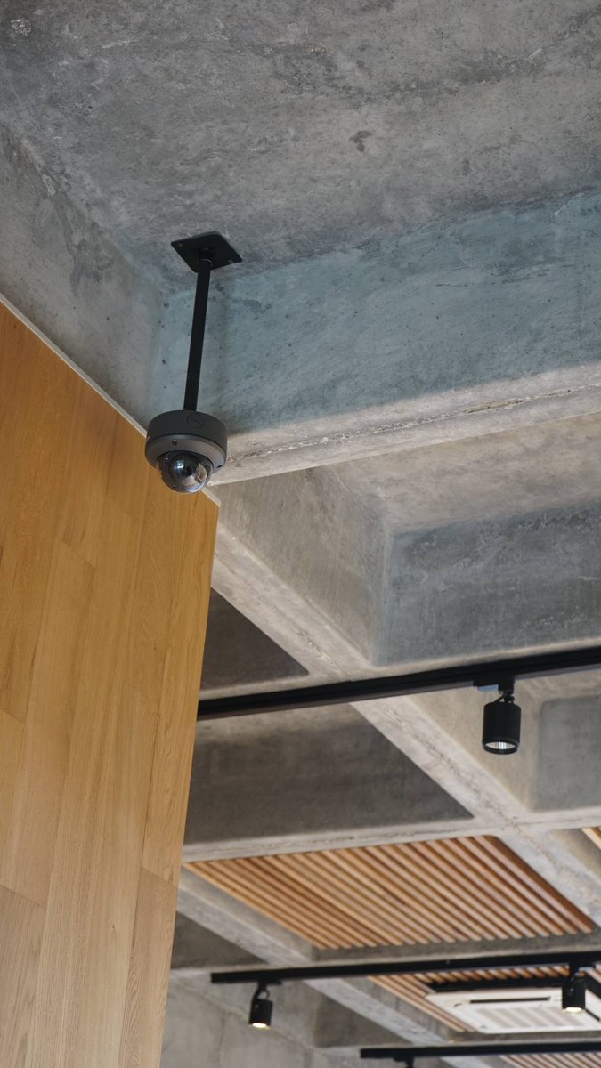 A través de los controles de intrusión y las alarmas que permiten detectar a tiempo incendios o fugas de agua podemos asegurar las instalaciones de nuestras oficinas.