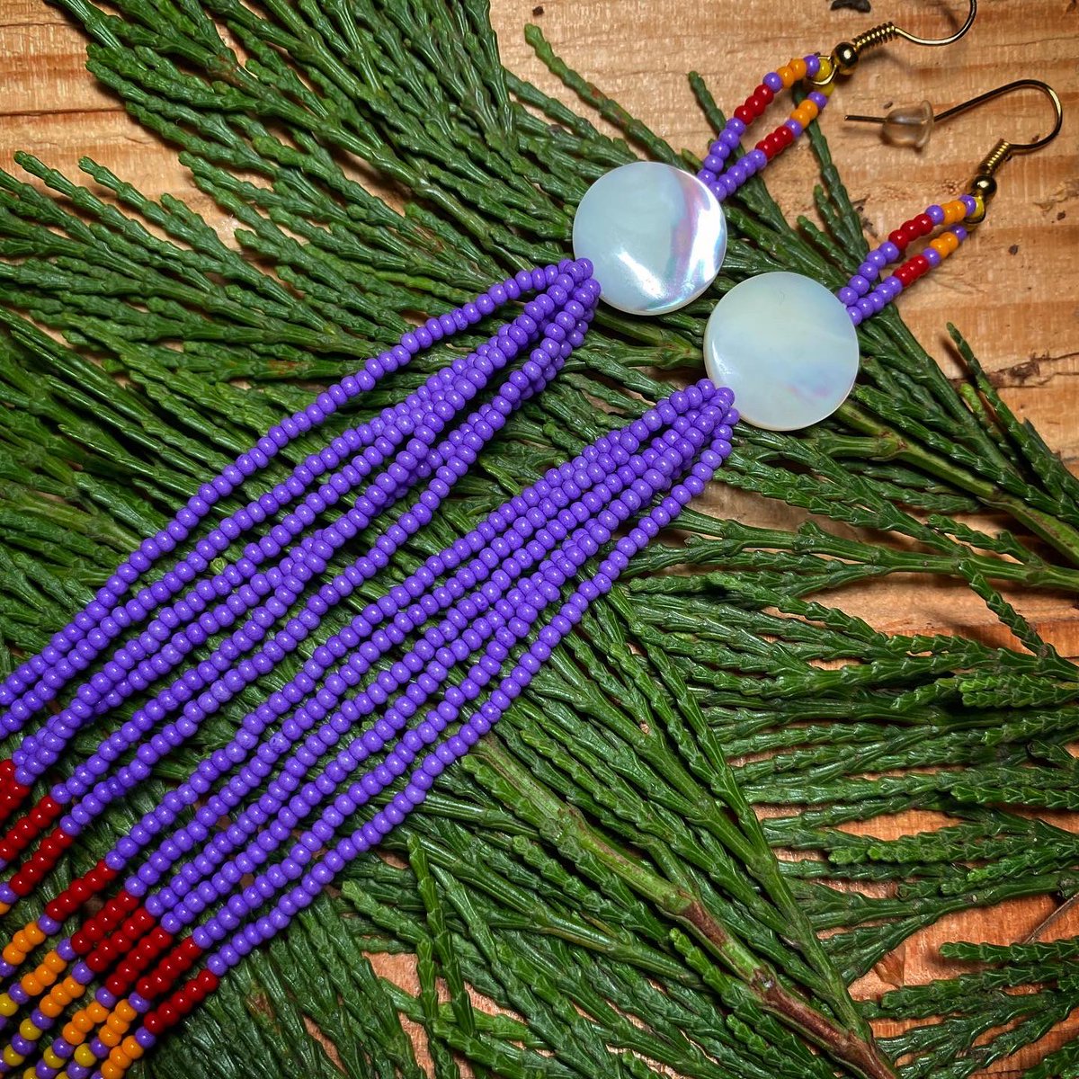 EvaAngus4's tweet photo. I have these two pairs available tonight ๐
9โ long & placed on French style antique gold hooks, w Mother of Pearl buttons
#beadedearrings #beadedjewelry #nativebeadwork #nativejewelry #nativeearrings #indigenousart #nezperce #nimiipuu #cayuse #tlingit #haida #pamunkey https://t.co/4JoYhCMN1o