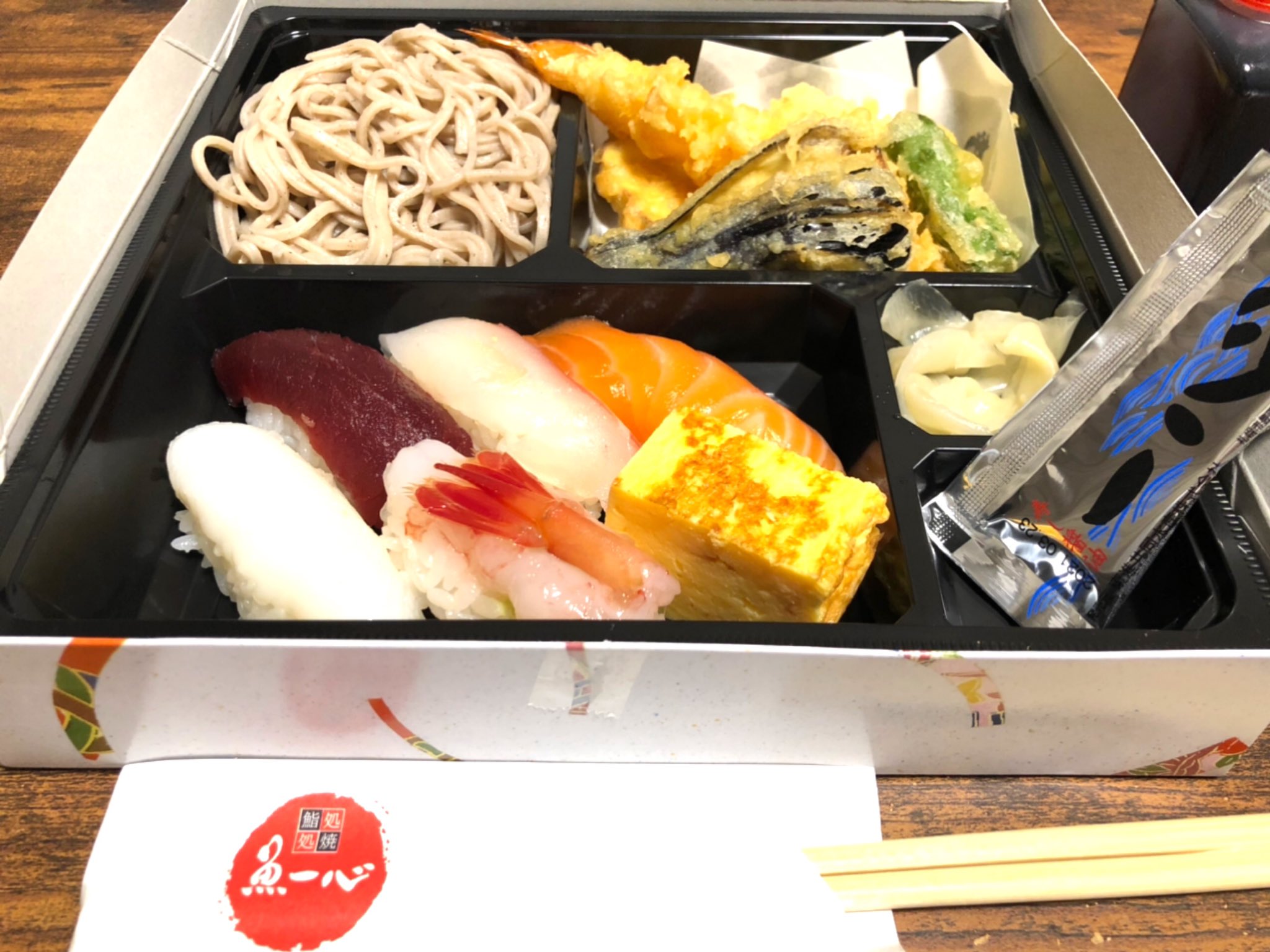 ｳｰﾋﾟｰちゃん Woltでデリバリーお昼ごはん ランチ限定の一心弁当はこんなに色々入っていて1 127円 こういうのを自分の意思で頼むなんて 大人になったなぁってしみじみ感じながら美味しくいただきました 鮨処 魚一心 東急百貨店 T