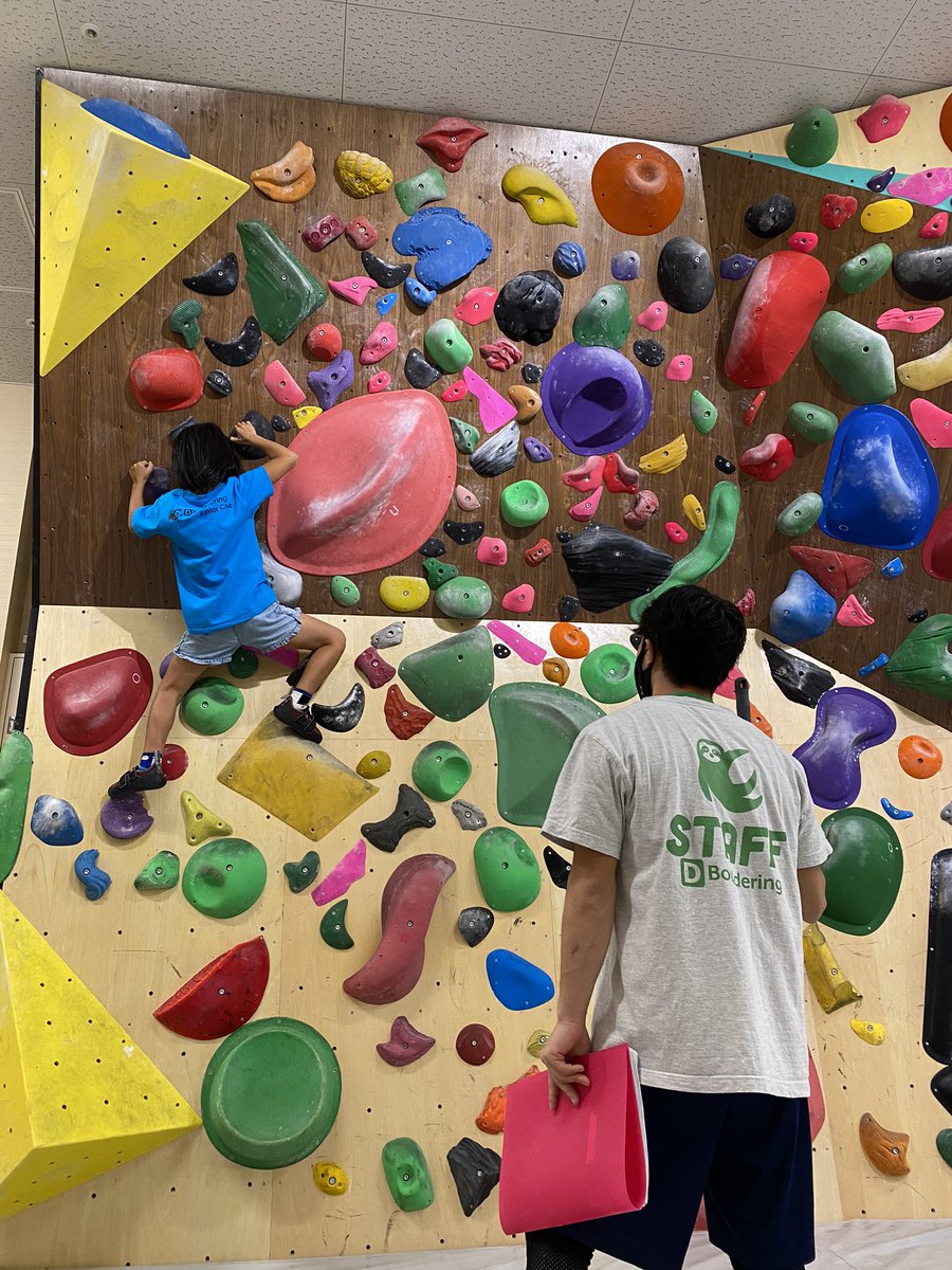 dbouldering_oki's tweet photo. 🌺ハイサイ🌺
キッズスクールのご案内です👦

ディーボルダリング沖縄豊崎ではキッズスクールもやってます👧👦

ボルダリング経験のあるコーチが優しく楽しく指導するので普段運動をやっていない子でも、他にスポーツをやってる子でも仲良く登っています🤩 https://t.co/ulUwBpwdnT