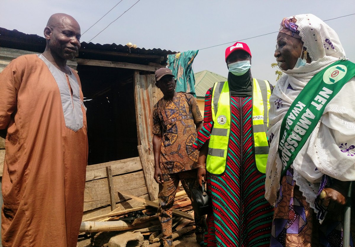 #KwaraITNcampaign2020 Net Ambassador &amp; former Minister of State for Health, Hajiya Dr. Amina Ndalolo monitoring the distribution of free #ITNs in Wara, Ilorin West LGA. She is seen encouraging a head of household on the proper use and care of the nets he received #PlayYourPart