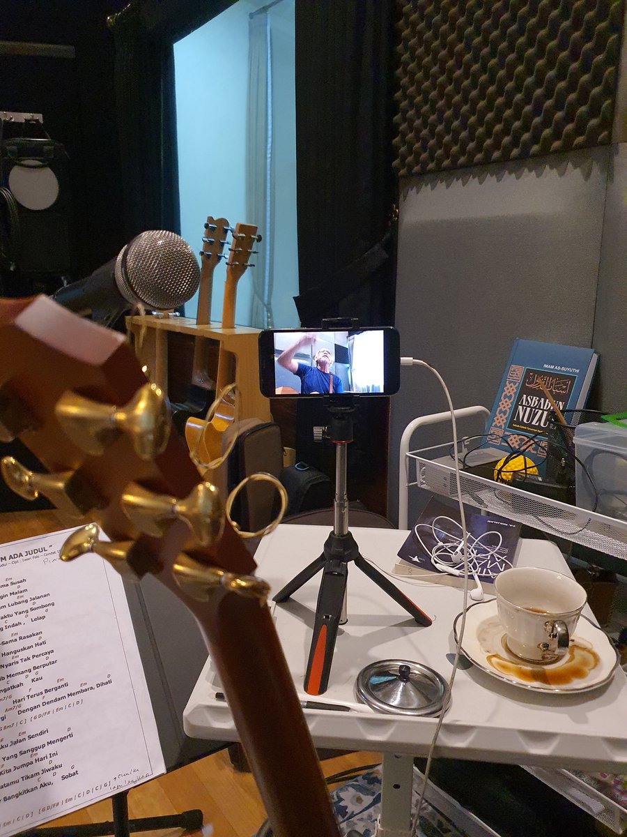 iwanfals's tweet photo. Lagi bikin konten utk youtube, biar kayak orang2lah, rencananya seminggu sekali, setiap rebo jam 7 malam. Nyanyi ngoceh nyanyi ngoceh, "ngalor ngidul" pokoknya...🤓 https://t.co/njZe4NmWID