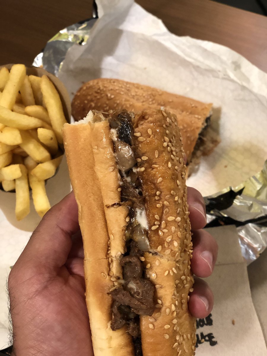 abdulah_fai9al9's tweet photo. مساء الخير
🌹🌹
مطعم غلوبرز
متخصص بالساندوتشات والبرجر على الصاج

اكلهم نظيف ولذيذ جدا واسعارهم ممتازة 
جربنا برجر  لحم كلاسيك ومكسيكي وساندوتش ستيك وتورتيلا طاووق وتورتيلا مكسيكي مع البطاطس ومشروبات غازية 

#مطاعم_الرياض https://t.co/iLqzBnqN4y