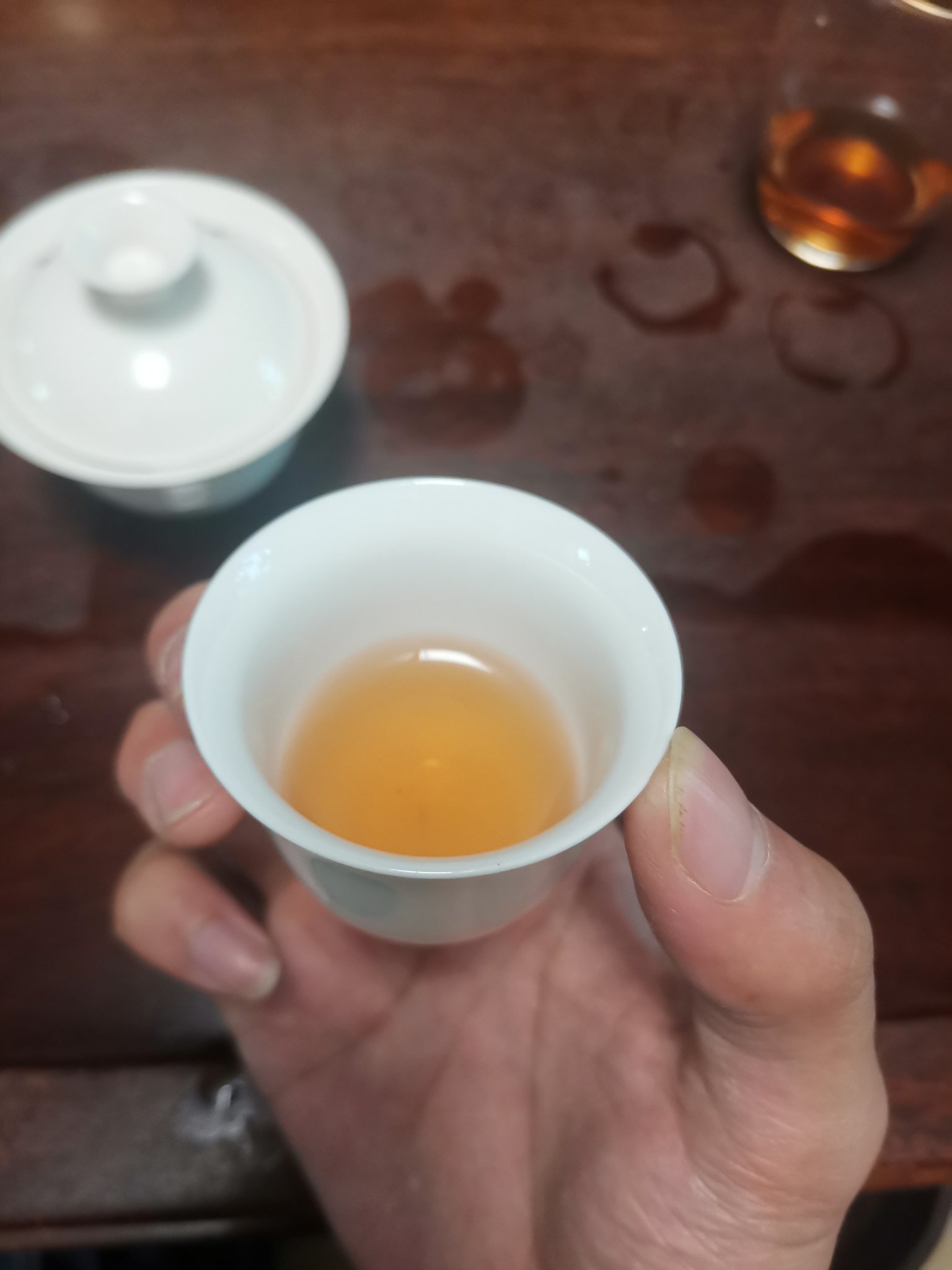 武夷岩茶 熠炀on Twitter 感受一株茶树摇曳在山水之间的岁月 拨弄杯盖浸赏茶师十个月的心血 氤氲升腾起的雾气里有草木香 花果香 还有炭火炙过后的焦糖香 三尺茶台上演着微妙的反应 掌中乾坤 不外如是 茶 岩茶 中国茶 武夷山https T Co Mrp9m3j2bj Twitter