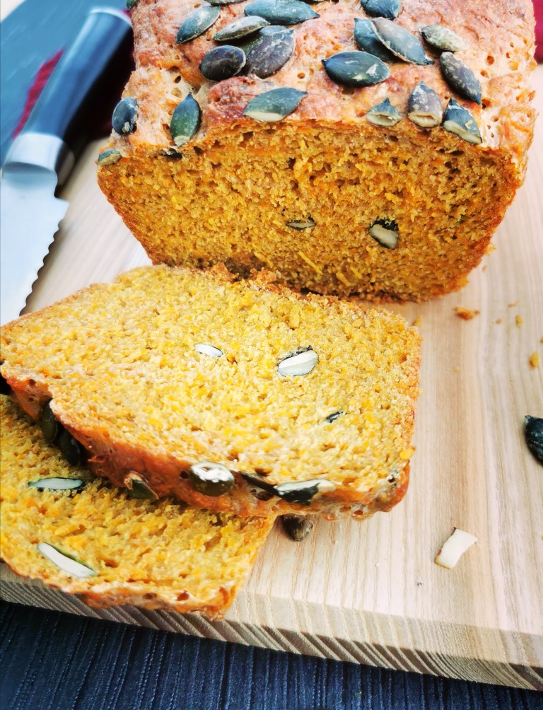 Kochliebe's tweet photo. Es gibt Brot. Einfach. Lecker. Und sogar gesund. Dank Einkorn und Kürbis. 
#newblogpost https://t.co/utF9ieNRno