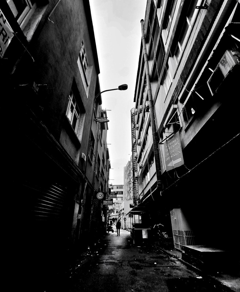 Yarınları var etmek için bugünleri hayal kurarak yok ediyoruz