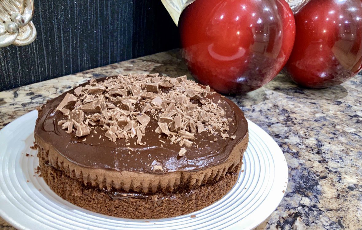 LottyPickering's tweet photo. Another reason to try baking this week. Organising a surprise virtual baby shower and had some left over to make for home! 🍊🍫🍰 #GBBO #lockdownUK #studentlife @WeStudentNurse @StNurseProject #lockdownbakes #letsgetvirtual https://t.co/WerkOxqgSs