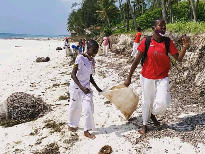 kwaleplastics's tweet photo. It was a fantastic show up for Thursday's #beachcleanup  #DianiBeach .Sadly lot's of broken down Plastics into small bits which are most harmful but we did our best to get as much out as possible. #SaturdayVibes #InternationalCoastalCleanup #plasticpollution #zerowaste #ICC2020 https://t.co/5lzsChydc6