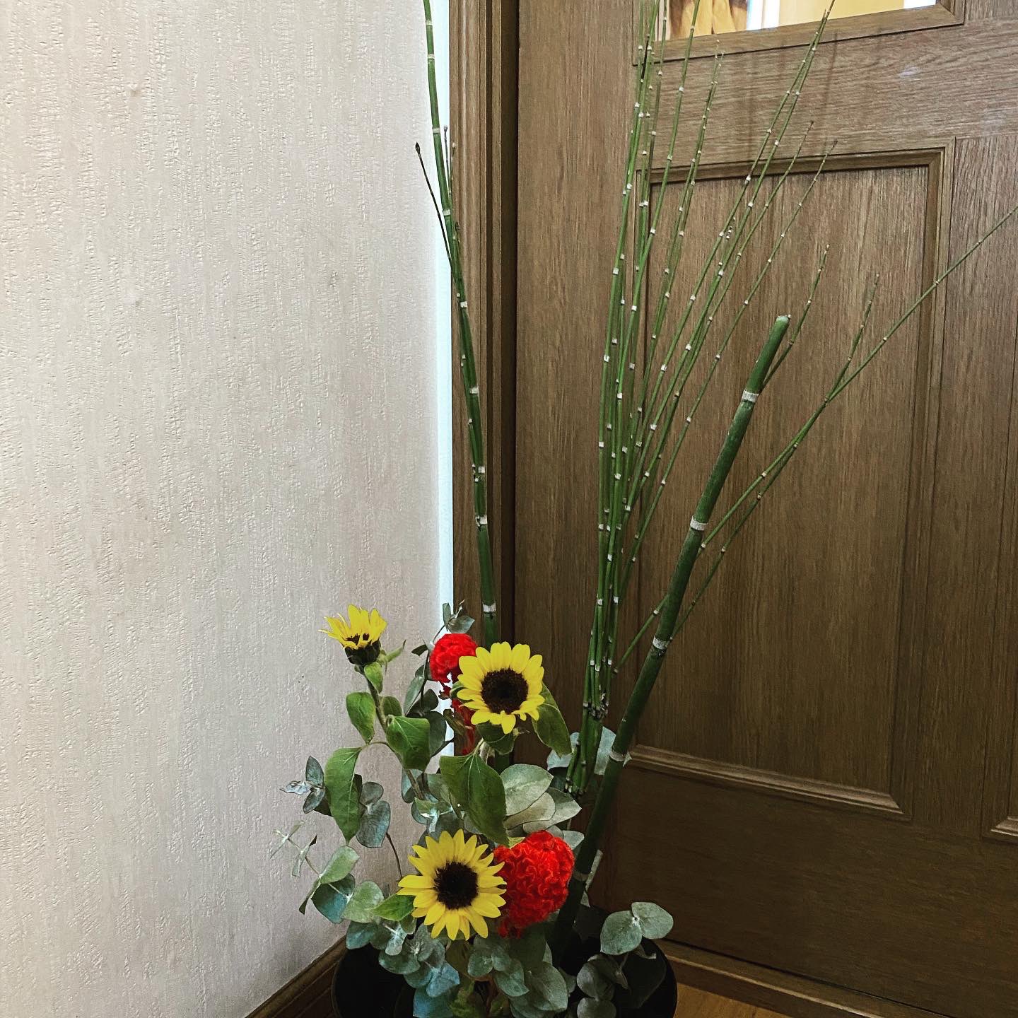 Twitter 黒田晴香 على تويتر 今月の生け花 自由花だけど渡草が縦に長くてちょつと正花な雰囲気 Sws ユーカリの匂い落ち着きます T Co Tob3uityaz