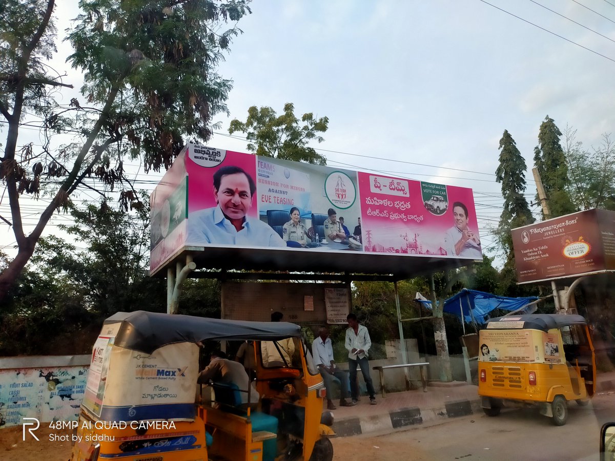 siddhu__100's tweet photo. This is kailmandhir (aremaisamma) to suncity road in Rejendranagar municipality .... Busstops occupied TRS  flexis ,, why are you not taking any action? #Electioncode #ElectionCommission @TelanganaCMO @BJP4Telangana @MinisterKTR @KVishReddy @TeenmarMallanna https://t.co/XpY68l66a6