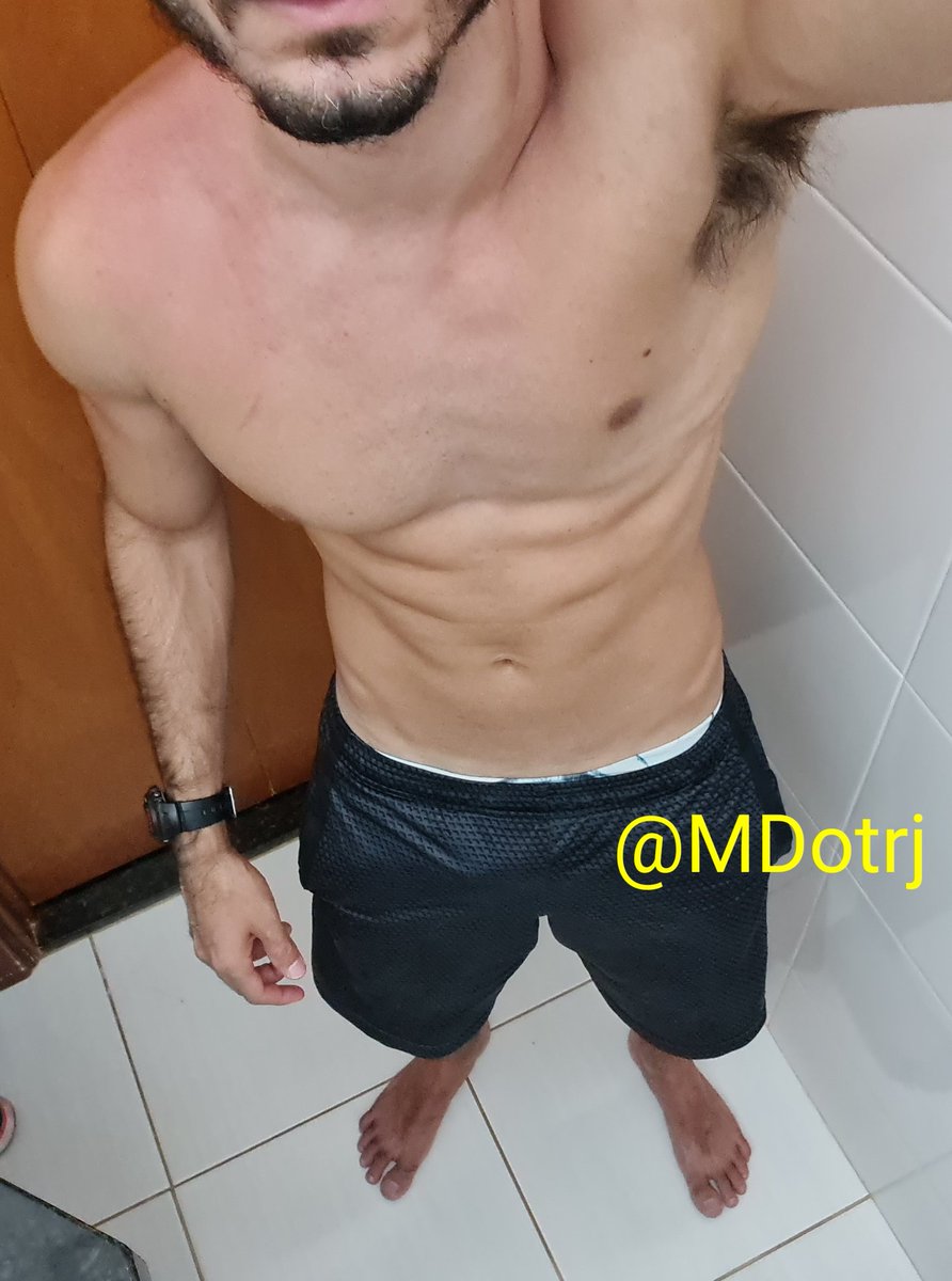 MDotrj's tweet photo. Dai o heterozinho, comedor das menininhas da cidade do interior que to vira e fala: "Pow mano, posso passar protetor solar no seu tanquinho?", disse o mlk pra mim ontem depois de beber umas. Disse a ele: se ajoelhar já sabe: vai sair com a cara leitada!#mlkbi #brotheragem #dotado https://t.co/kajI0xxKaF