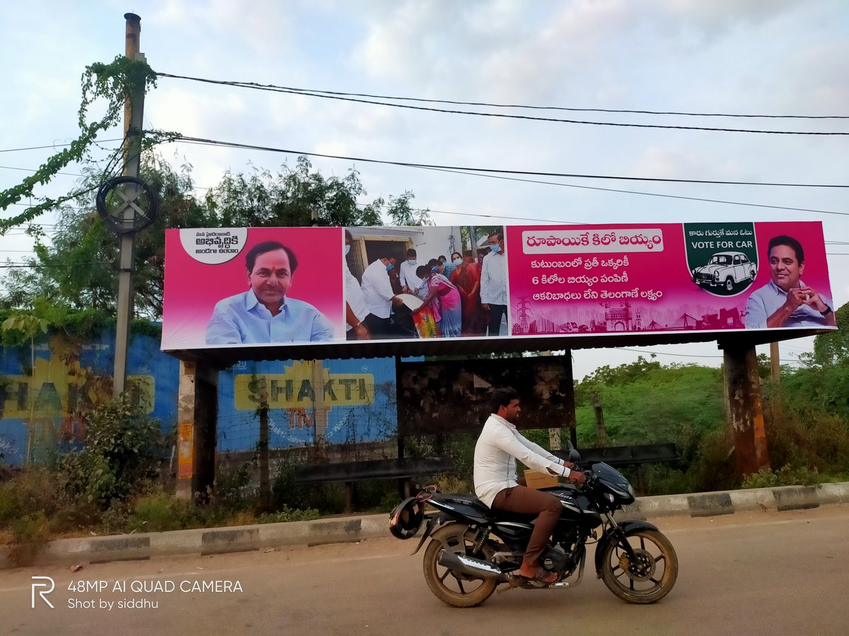 siddhu__100's tweet photo. This is kailmandhir (aremaisamma) to suncity road in Rejendranagar municipality .... Busstops occupied TRS  flexis ,, why are you not taking any action? #Electioncode #ElectionCommission @TelanganaCMO @BJP4Telangana @MinisterKTR @KVishReddy @TeenmarMallanna https://t.co/XpY68l66a6