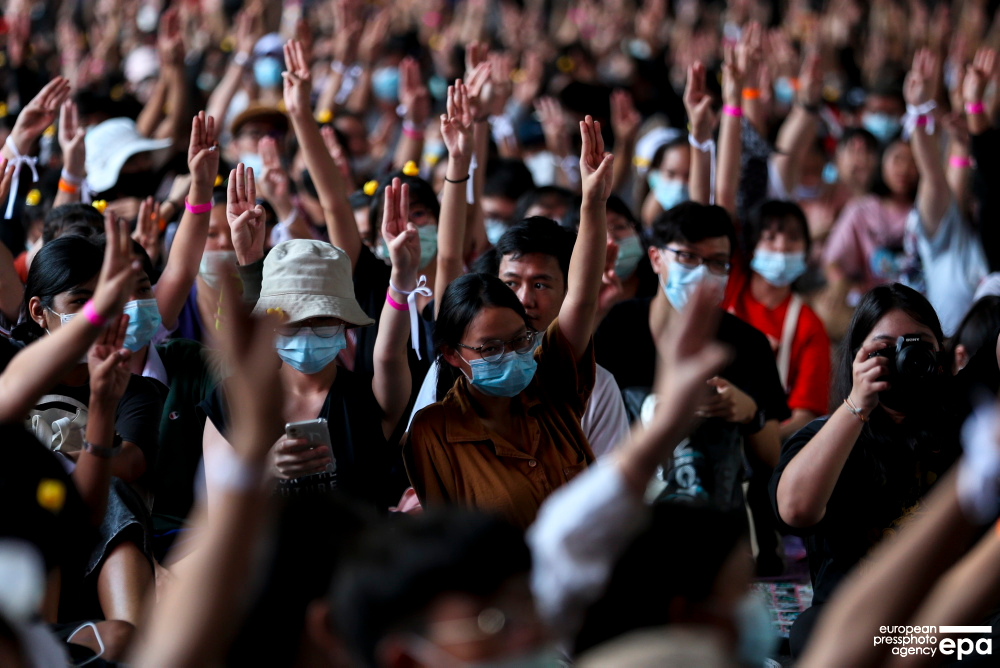 EPA_Images's tweet photo. Thai students flash the three-finger salute during an anti-government demonstration organized by the 'Bad Students' group in Bangkok, Thailand, 21 November 2020. 📷 epa-efe / Narong Sangnak
#ม็อบ21พฤศจิกา #thailandprotests #badstudents #epaphotos #photojournalism https://t.co/vf1SLrfgQ1