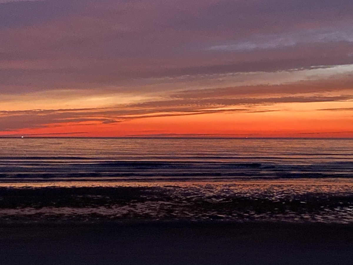 rick03907's tweet photo. Ahh those colors! #ogunquit #maine #sunrise ⁦@RyanBretonWX⁩ ⁦⁦@samanthayorkME⁩ ⁦@newscentermaine⁩ #wakesMEup https://t.co/UN6VzteTSc