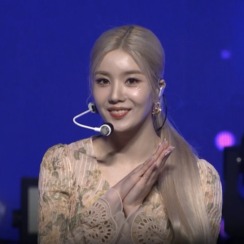 eunbi long blonde hair... eunbi long blonde hair...