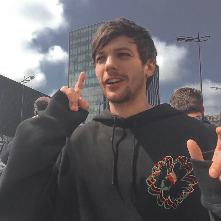backtoloou's tweet photo. Louis Tomlinson as Lago en el Cielo by Cerati https://t.co/Y2YmqG1Qhw