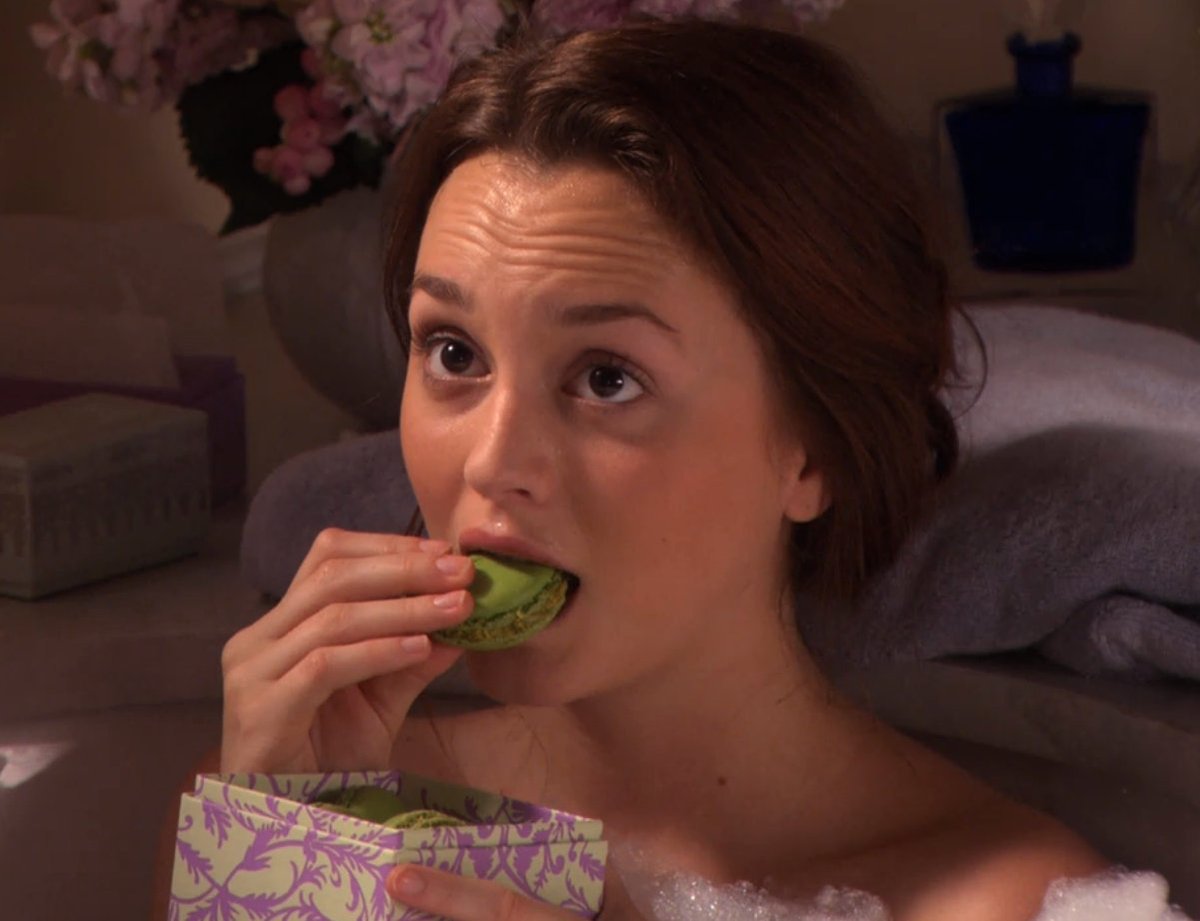 becbeat555's tweet photo. What do Blair Waldorf and Baby Yoda have in common? They both like macarons! #GossipGirl #TheMandalorian #crossoverpotential https://t.co/v4AUiOYJpm