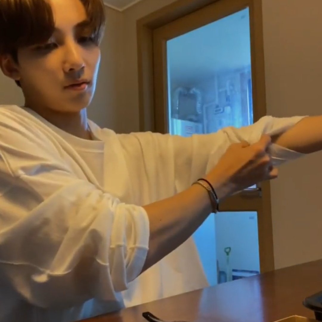 a thread of jeonghan with his sleeves rolled up  @pledis_17