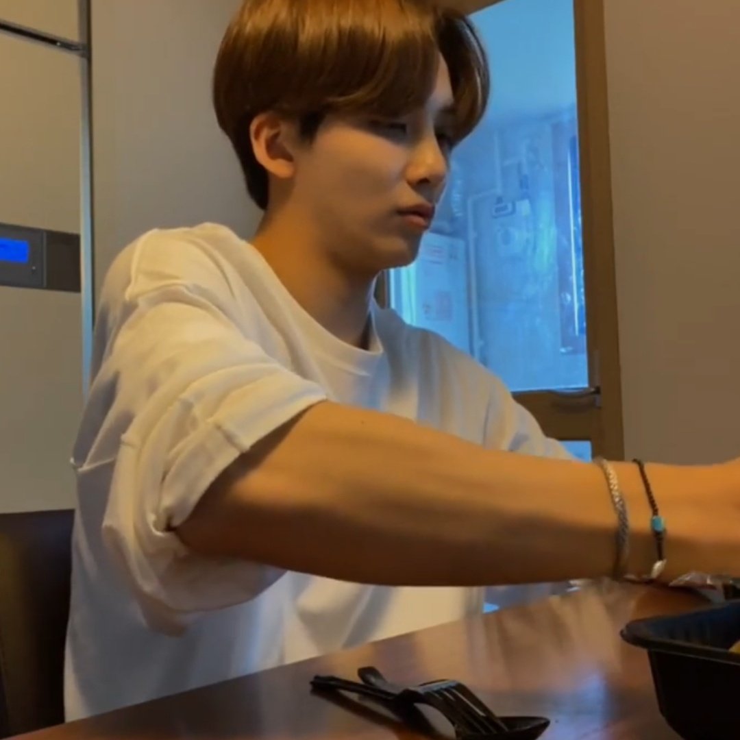 a thread of jeonghan with his sleeves rolled up  @pledis_17