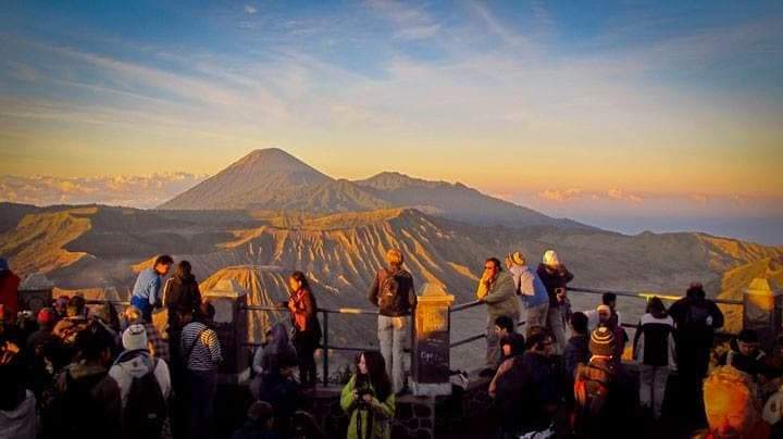 antonete0121's tweet photo. Om swastiastu, Adan titian Erica Antonete F. Somblingo from Group 3. This is my second subtheme featuring the Province East Java in Indonesia. What experiences will you get here? in example you can see the beauty of Sunrise Mount Bromo amazing, really beautiful nature.💕 https://t.co/kNRKHNahYf