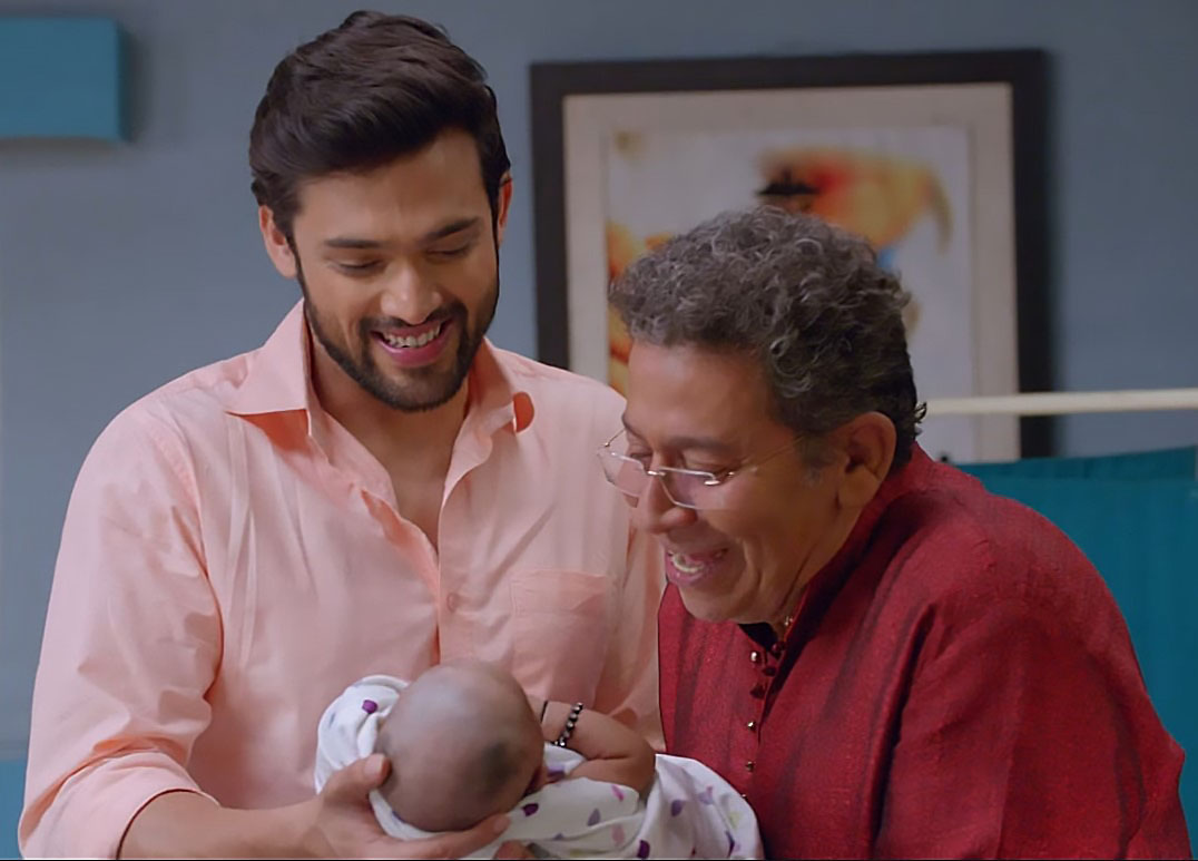 Mama & Papa Basu had already decided on the name for their lil Angel-SNEHA! Welcome  #SnehaAnuragBasu!Anu jubilantly introduces his precious pea to daadu, daadi, bua & pupha, also declaring that his memory is back! Jubilant family (Except MB) #ParthSamthaan  #KasutiiZindagiiKay