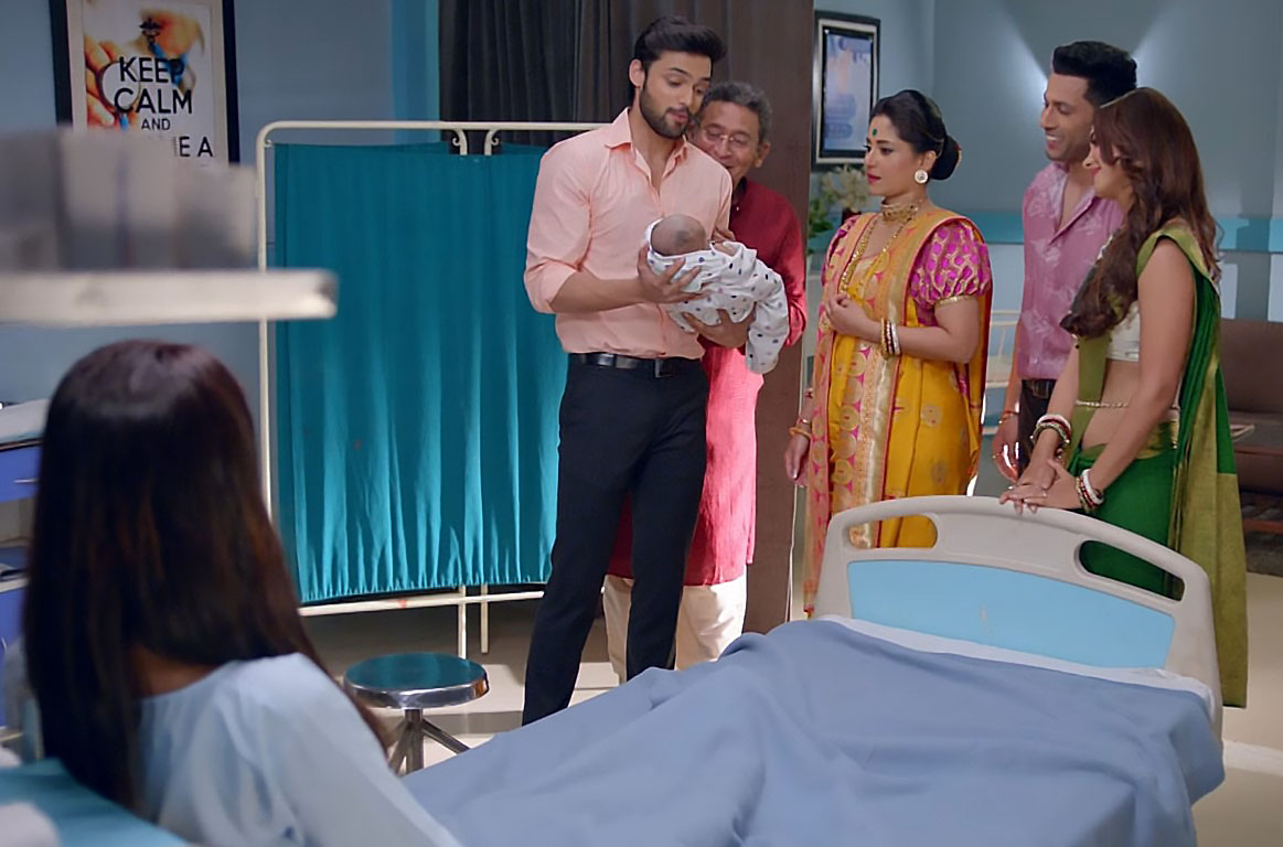 Mama & Papa Basu had already decided on the name for their lil Angel-SNEHA! Welcome  #SnehaAnuragBasu!Anu jubilantly introduces his precious pea to daadu, daadi, bua & pupha, also declaring that his memory is back! Jubilant family (Except MB) #ParthSamthaan  #KasutiiZindagiiKay
