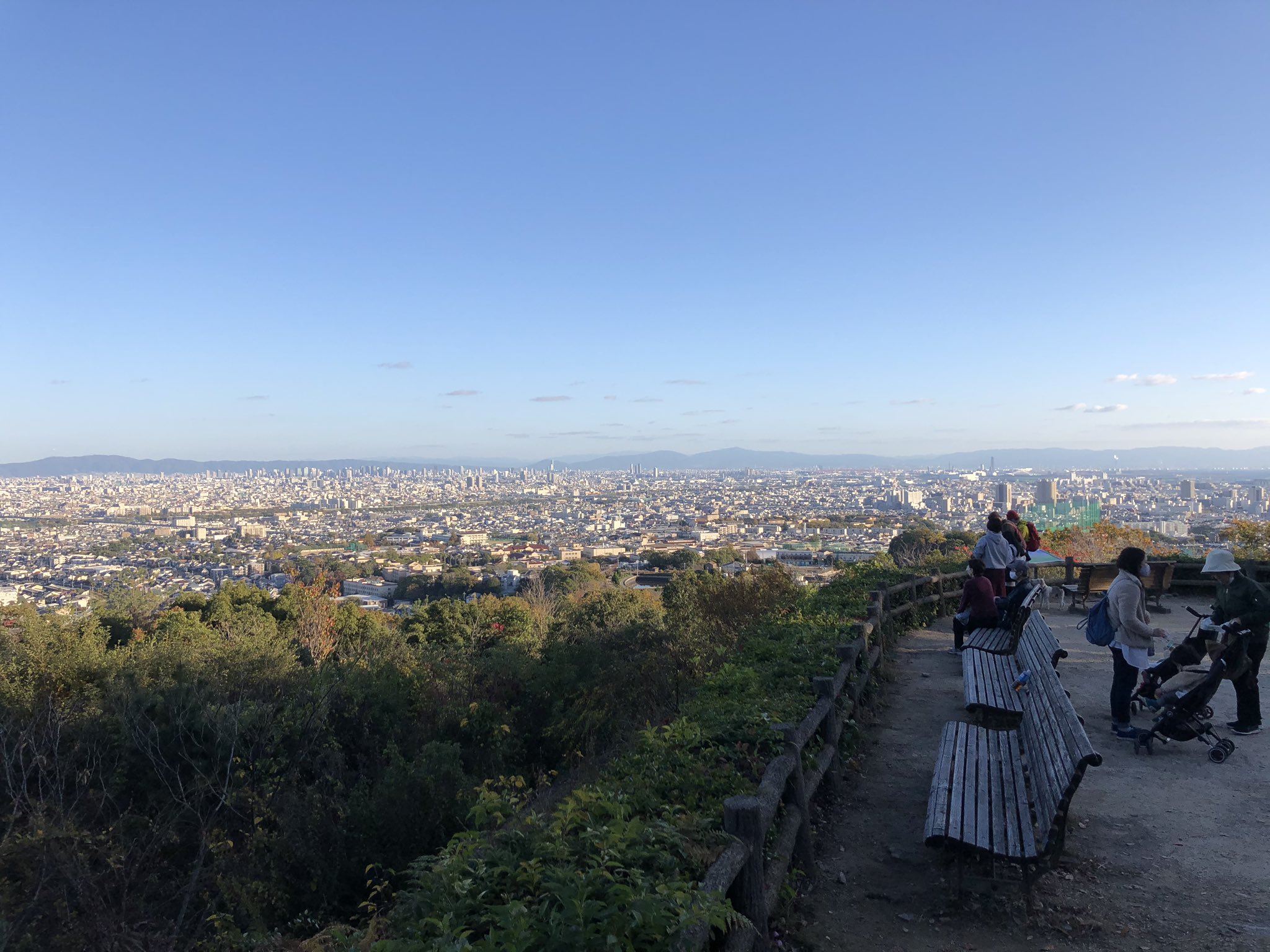 新之介 甲山森林公園の展望台に来た ここからも上町台地のビル群がよく見える 背後にある徳川大坂城の砕石場が気になって仕方ないのでウロウロと いい汗かきました T Co Xp4peclzcm Twitter