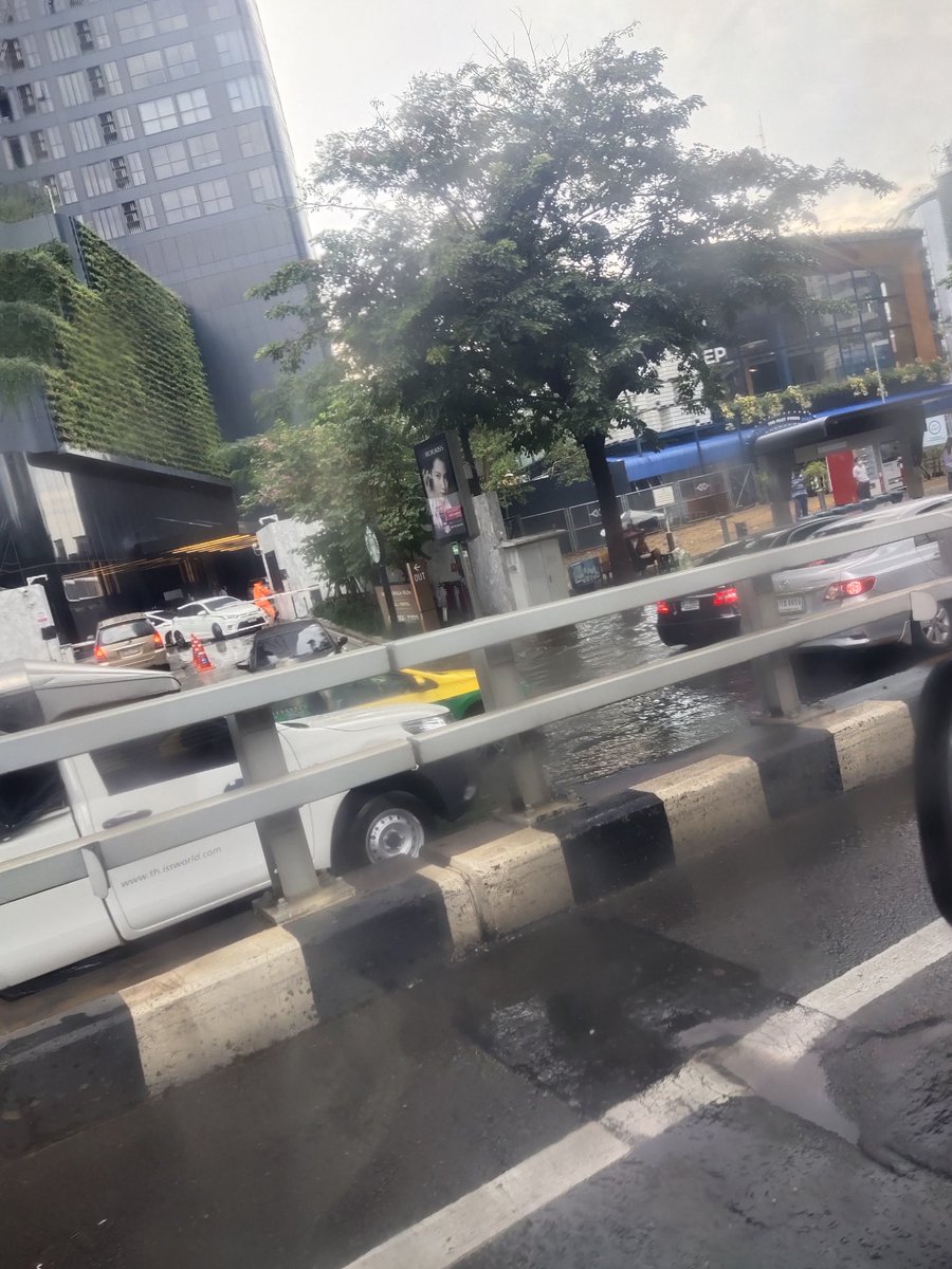 SfreedomF's tweet photo. ฝนตกหนัก ท่วมเส้นวัดหัวลำโพง มุ่งหน้าสามย่าน https://t.co/PVCSrS6xdC