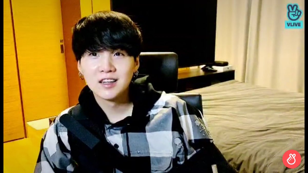diminniepjm's tweet photo. I really wanted to sleep after the 24 hour mark BUT THENNN YOONGLE BUNS WENT LIVE ๐ฅฐ๐ฅฐ๐ฅฐ I fell asleep towards the end. His voice ๐ฅบ๐ฅฐ. Anywho dreamt tht I received a present, but got woken up.
My parents just arrived w/lunch and coincidentally my cake arrived too! ๐ฅบ๐ฅฐ๐ฅณ #BEday https://t.co/AcTdH2Z0vt