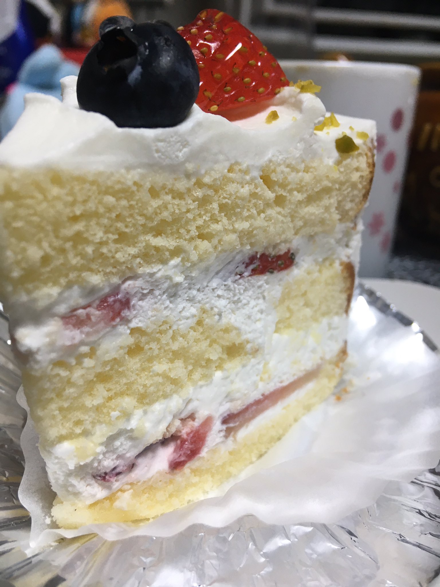 樺が彼女とﾖｰｿﾛｰ ショートケーキ逃避行 21 ポアール イチゴショート540円 帝塚山のオシャレケーキ屋 クリームのコクが凄い濃い スポンジは硬めあっさりやけどクリームと一緒に食べると風味しっかり感じる不思議 そこに苺の酸味でめっちゃ美味しい いい