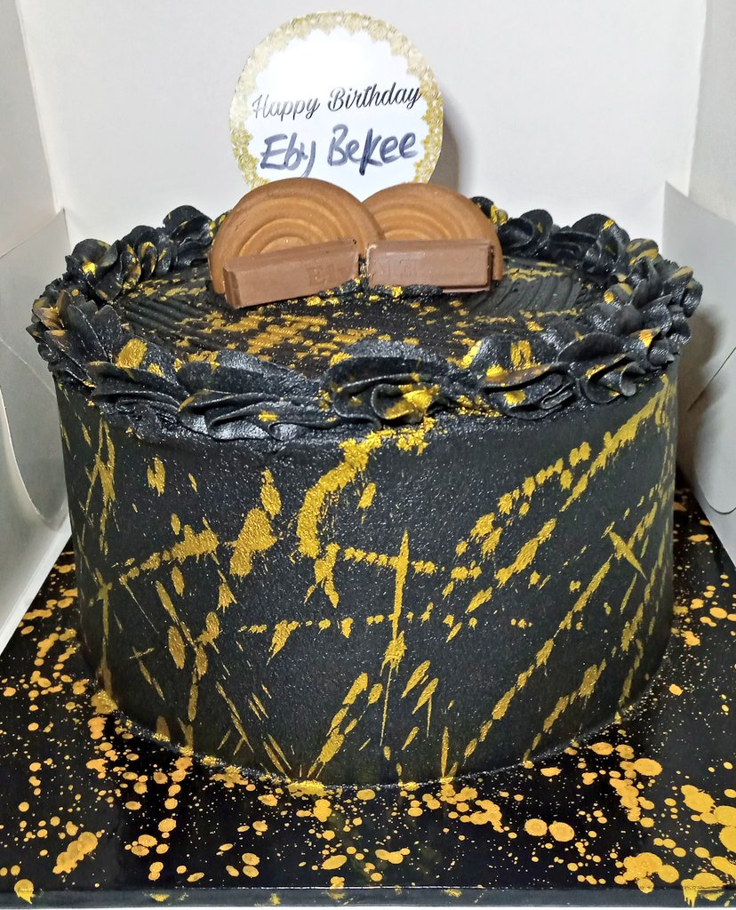 AgathusCakery's tweet photo. A black &amp; gold beauty in chocolate and red velvet flavors.

To order;
Kindly send a DM, or
Call/WhatsApp 08075397644.

Pls retweet my hustle, God bless you. https://t.co/MpsbLkzlND