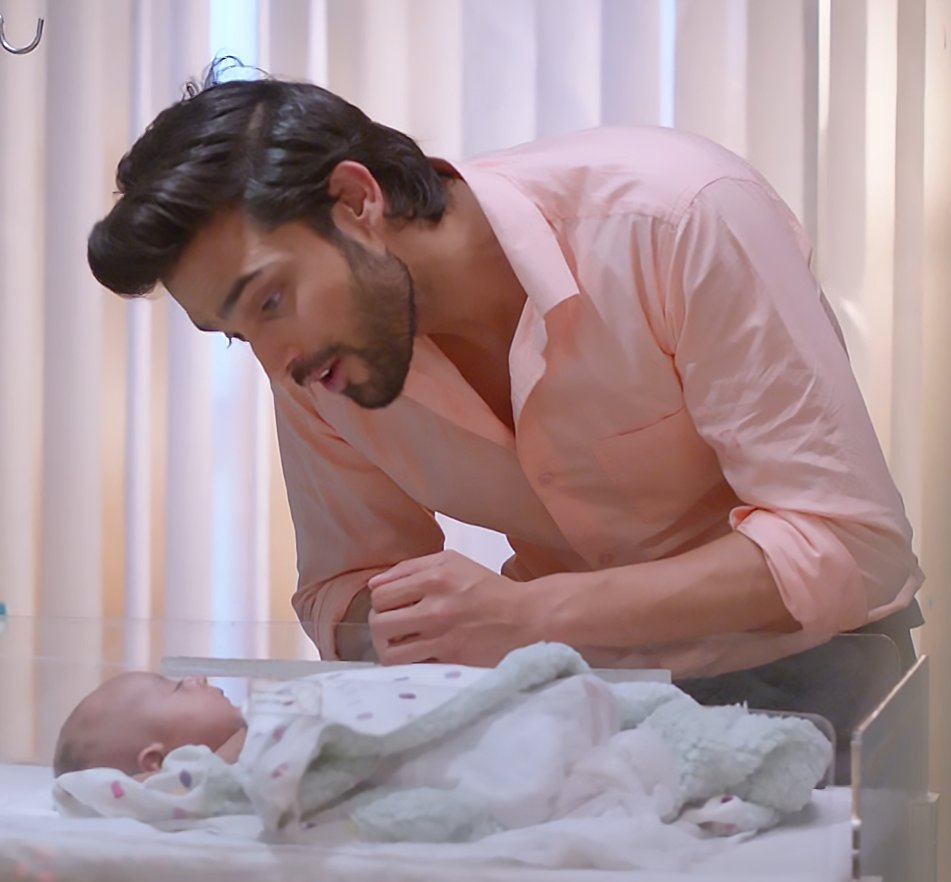 "Humare pyar ka tohfa ho tum" whispers doting Papa, his voice soaked in love & affection, ad libitum! There's immense gratitude towards lil Angel for reviving Papa's memory: "Jaise hi maine apko godh mein liya na, mujhe phat se sab yad agaya"  #ParthSamthaan  #KasautiiZindagiiKay