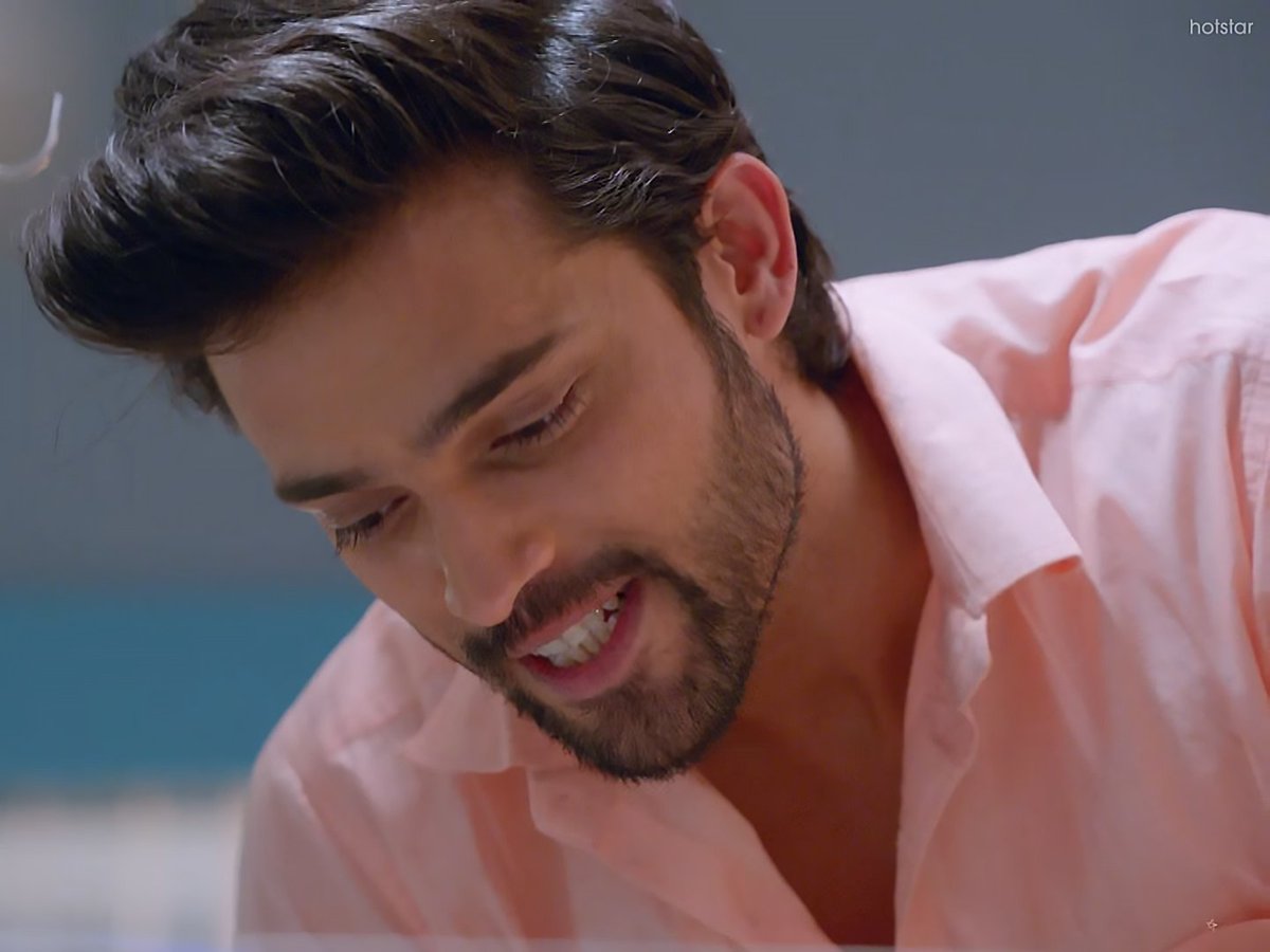 "ILYSM, my CUTIE PIE", gushes Papa thru his awe-clenched teeth as he gently fondles & taps her lil chin!Then bids goodbye w/an "Ok, bye, I'll see u"-PRICELESS! #ParthSamthaan infuses such coddle & cuddle into this scene-we so badly wanna dandle the lil Angel! #KasautiiZindagiiKay