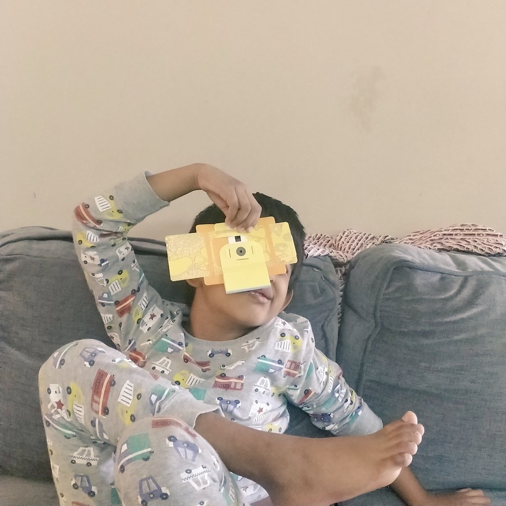 nikhilnarayanan's tweet photo. Probably the best ₹300 spent in recent times. The son using a #Foldoscope to look at a strand of his own hair. Ordered via @gubbilabs. Thanks are due to @jijopu who told me about @PrakashLab a couple of years ago. https://t.co/KPoiR5WmNg