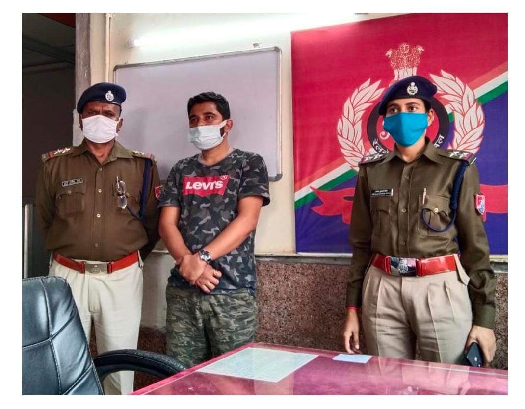 RPF_INDIA's tweet photo. झारखंड का wanted फरार आरोपी जो धनबाद की एक कंपनी के डायरेक्टर की बेटी का अपहरण कर दुष्कर्म का आरोपी है को RPF ने 20.11.20 को DDU स्टेशन से गिरफ्तार किया।धनबाद पुलिस ने आरोपी के खिलाफ विभिन्न धाराओं में मुकदमा दर्ज कर उसे भगोड़ा घोषित किया था। @arunkumar783
@PiyushGoyal https://t.co/I3lMiIp1B7