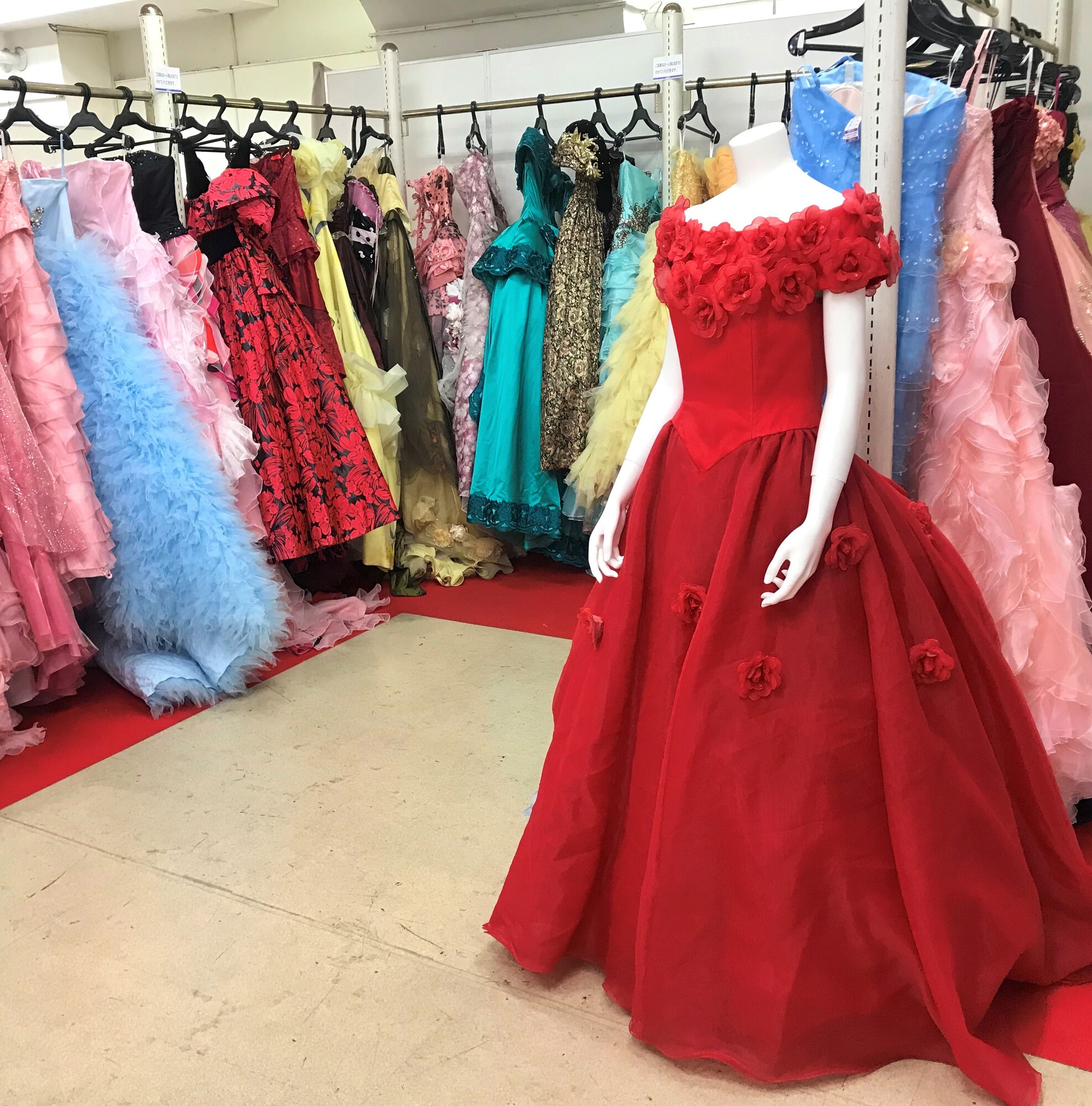 小田急百貨店 新宿店 公式 ウェディングドレス 3 300円 カラードレス 5 500円から 豪華ドレスの他 男性フォーマルなどが種類豊富に揃う 貸衣装処分市 を本館11階 催物場にて開催中しています レンタルよりもお得になるこの機会に ご自身に