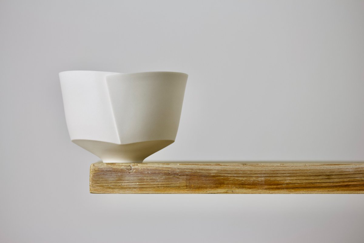 LeandriStudio's tweet photo. Folded bowl in white porcelain.
#foldedbowl #porcelainbowl #paperporcelain #ceramic #ceramicart #keramik #collectibleceramics #丼 #slipcasting #pottery  #contemporaryceramics #interiordesign #ceramicdesign  #handmadeporcelain #ceramicstudio #homedecoration #leandriceramicstudio https://t.co/E1pmDdzPTS